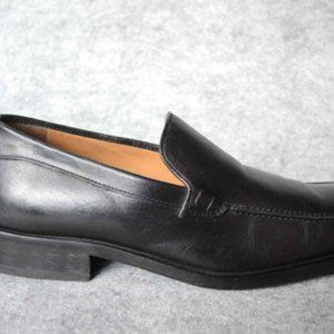 Black low-top leather shoes